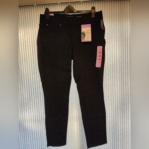 Black Levi pull on jeans